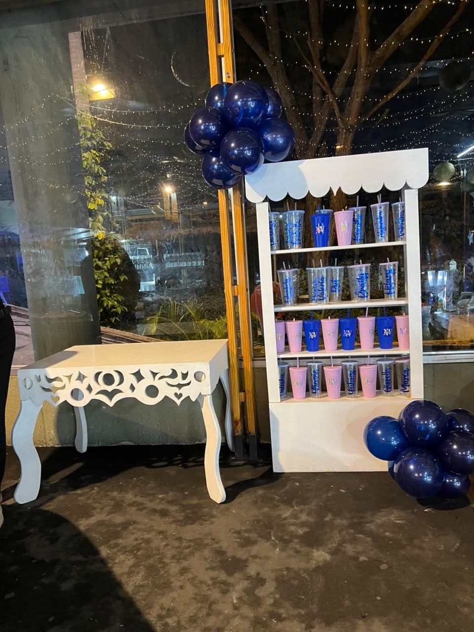 Exhibidor de recuerdos con globos azules