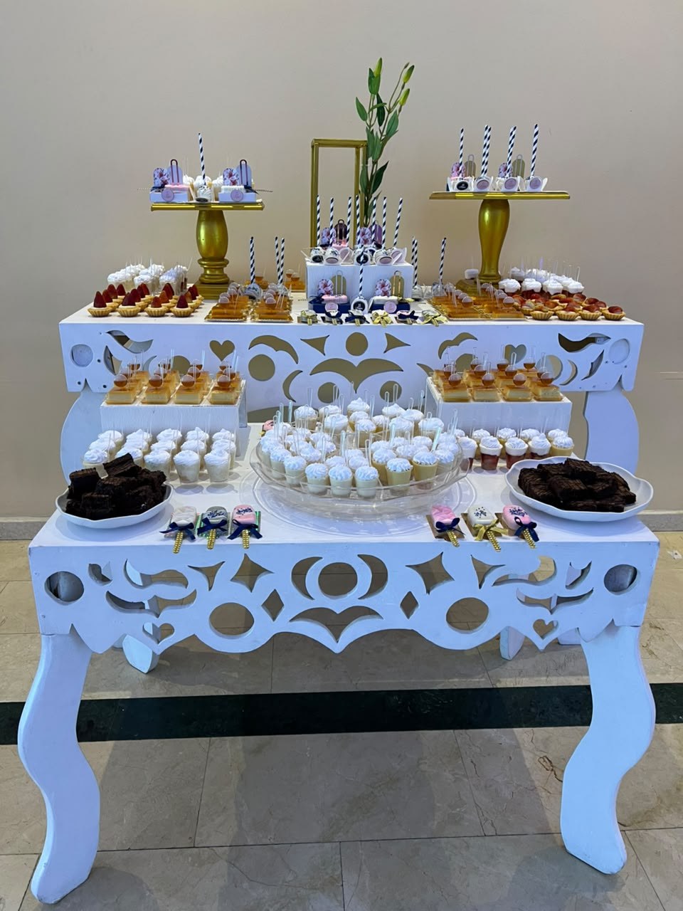 Mesas caladas blancas para dulces