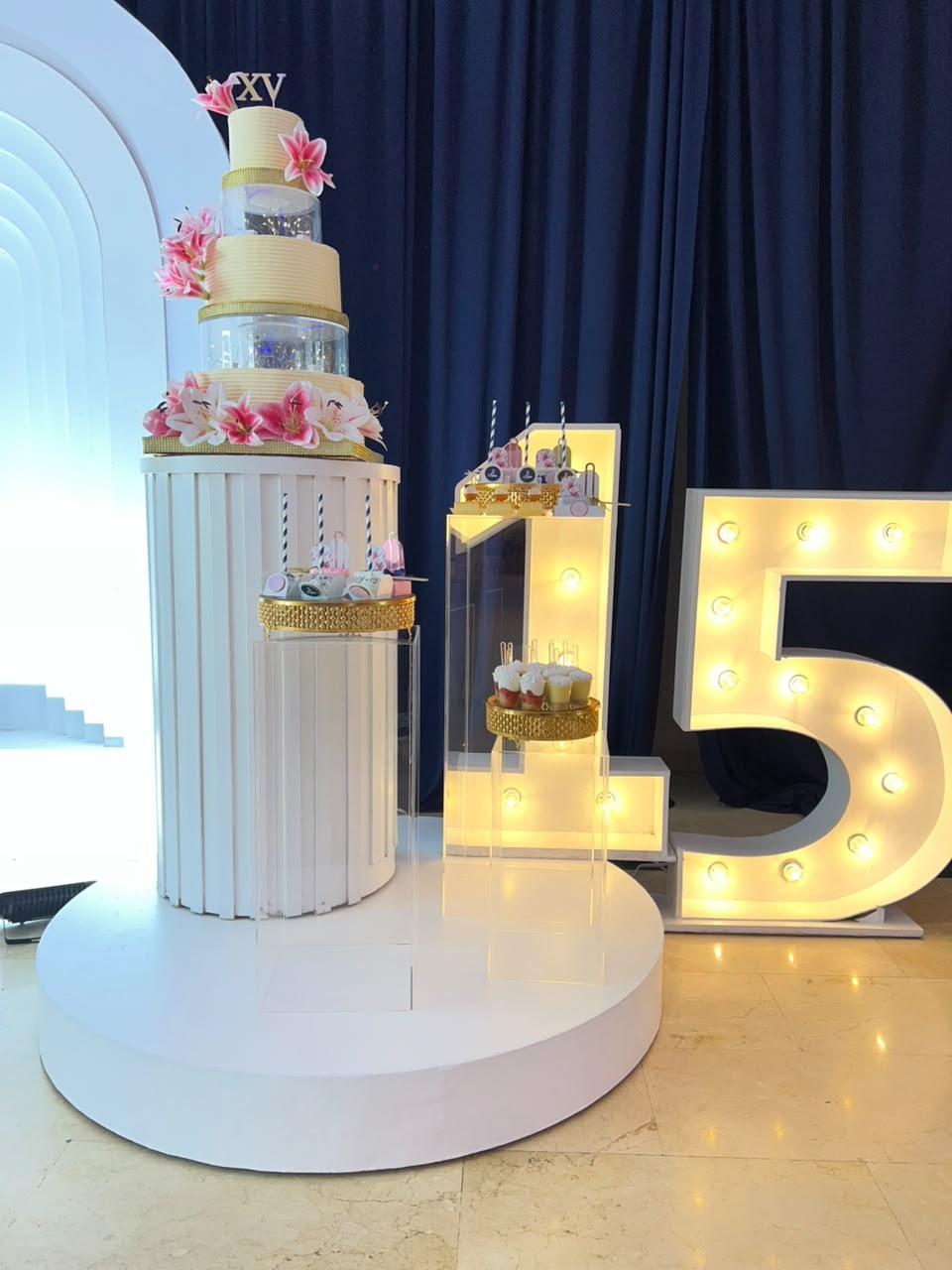 Pedestal blanco y números luminosos 15