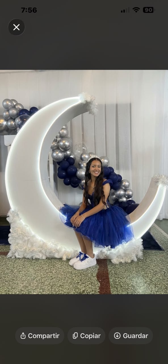 Luna luminosa azul y plata