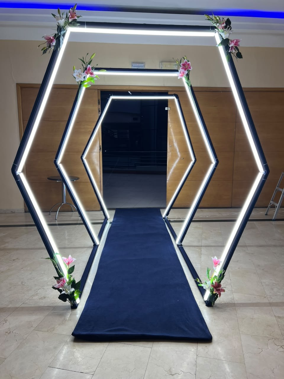 Entrada de arcos hexagonales iluminados
