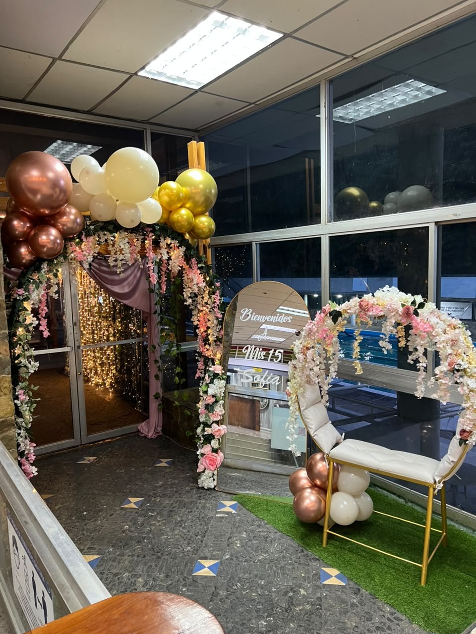 Bienvenida floral con trono circular