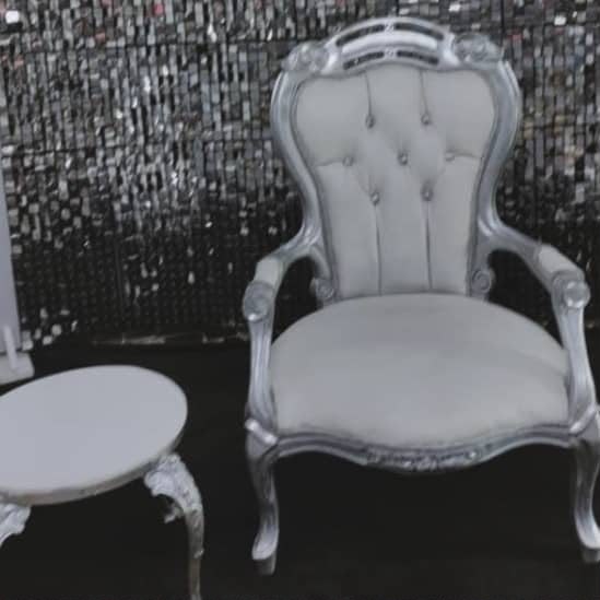 Trono plateado y mesa auxiliar