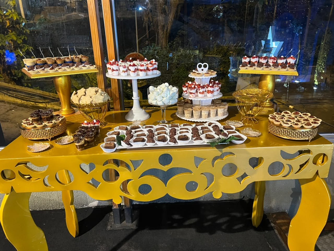 Mesa calada dorada para dulces